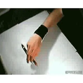 Крутит руки