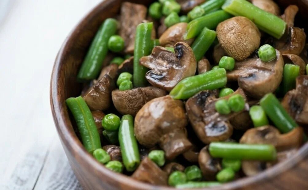 Грибы со стручковой фасолью. Фасоль стручковая с карри. Стручковая фасоль с грибами и курицей. Жареные шампиньоны с фасолью. Шампиньоны с спаржевой.