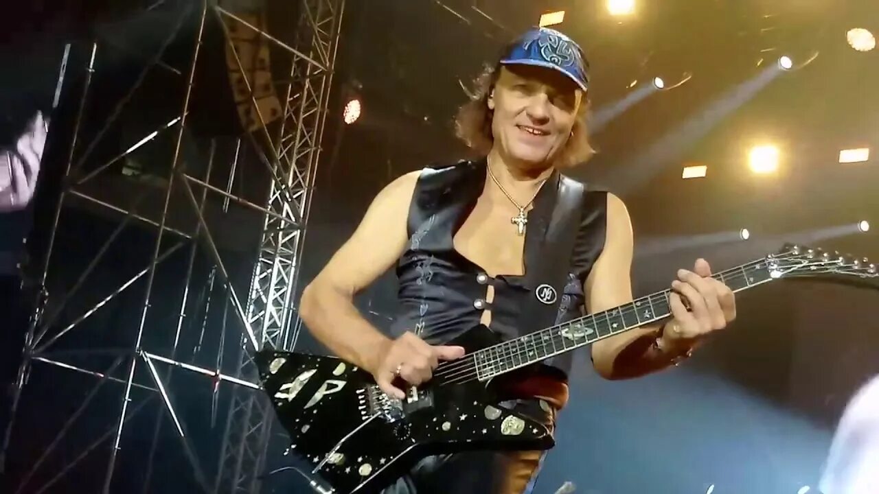 Скорпионс песня про москву. Скорпионс олимпийский. Скорпионс в москве. Scorpions tour 1997 moscow. Scorpions концерт в москве в 1989.
