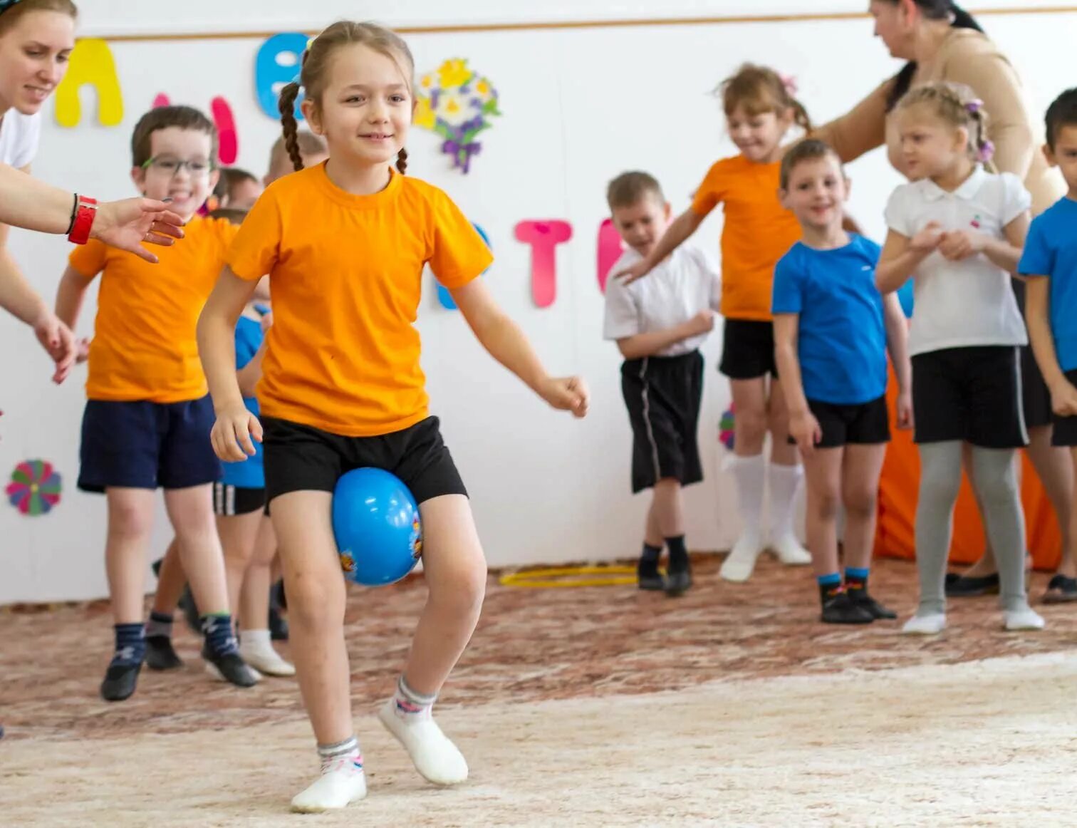 Веселые игры с движениями. Спортивные соревнования для детей. Спортивный праздник для детей. Эстафеты для детей. Веселые старты.