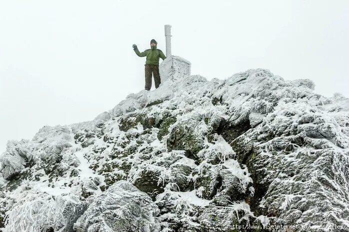 Погода горный 1. Качканар памятник Гагарину. Гора Качканар. Качканар памятники. Гора Качканар первый снег.