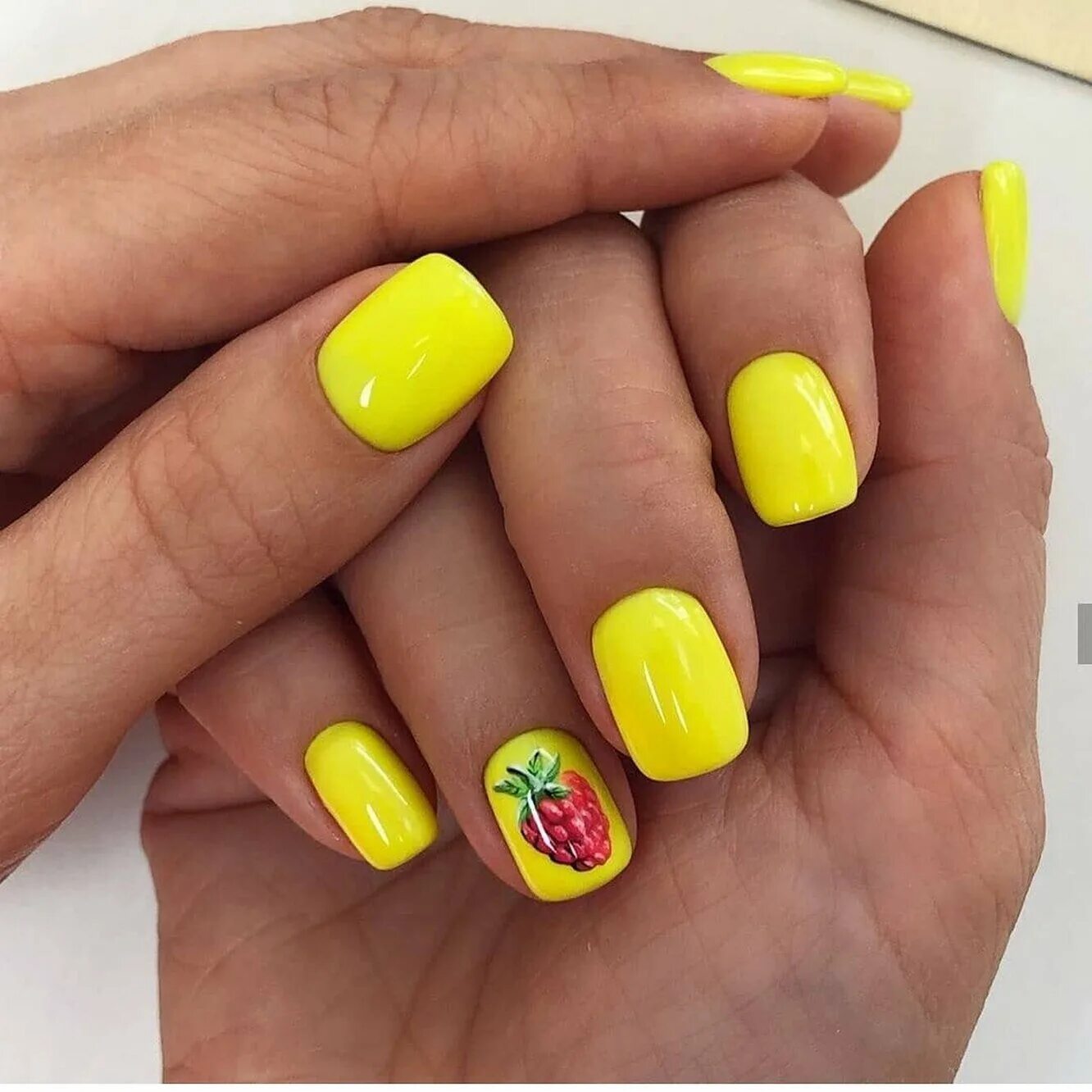 Маникюр с жёлтым цветом. Желтые короткие ногти. Жёлтый маникюр на короткие ногти. Желтый маникюр. Жёлтые ногти маникюр.