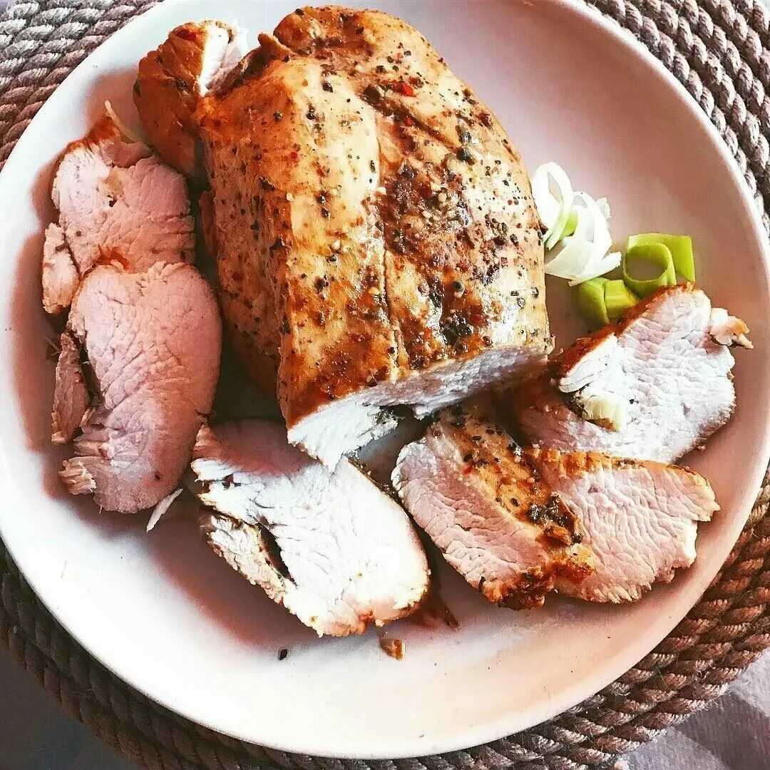 Филе индейки запеченная в духовке. Грудка куриная мягкая и сочная. Филе индейки запеченная в духовке. Как сделать грудку индейки сочной. Как сделать грудку индейки сочной.