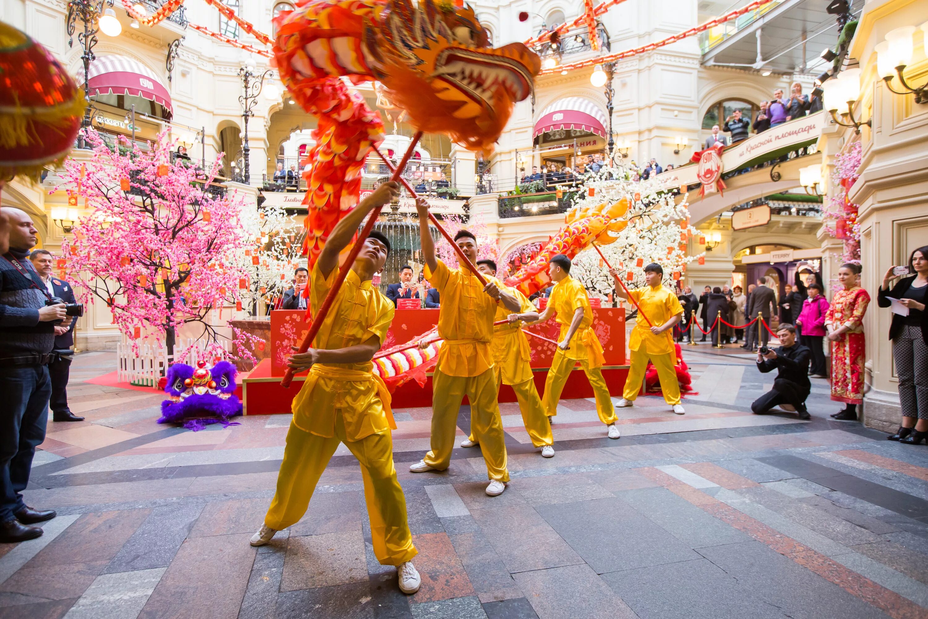 фестиваль в москве китайский новый. китайский новый год в китае. китайское представление в гуме. новый год в китае. замок китайское шоу.