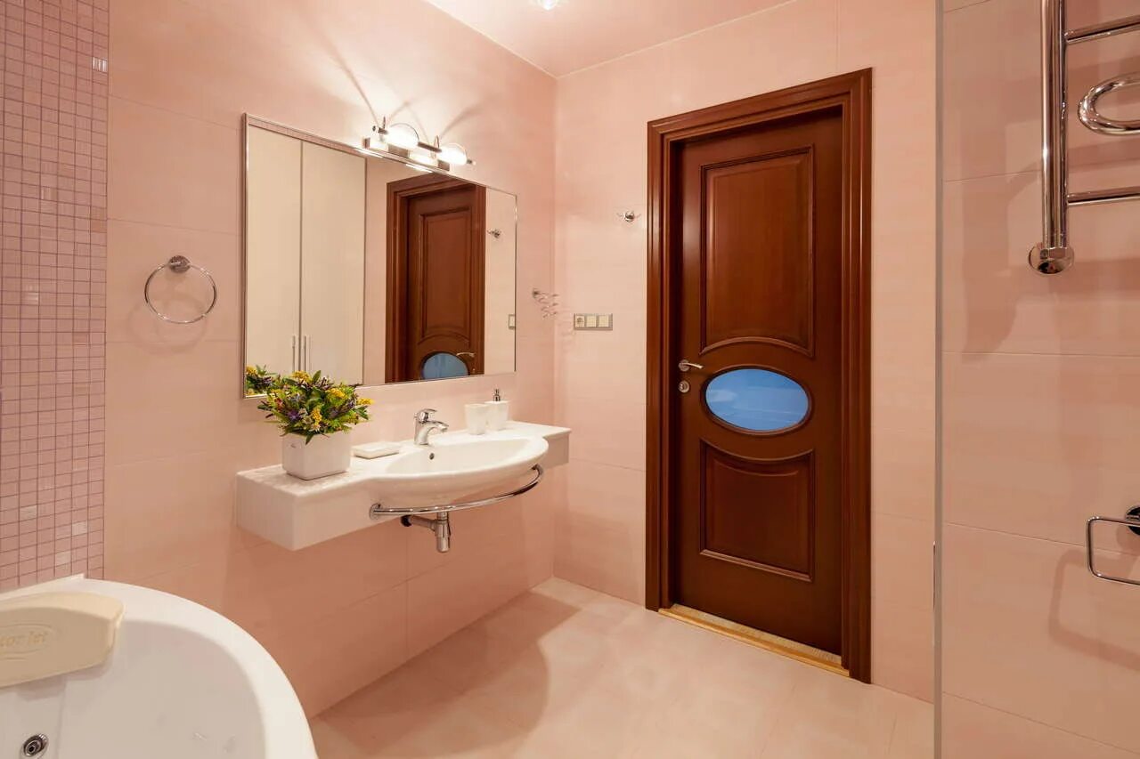 Авито двери ванна. Дверь в ванную. Двери туалет и ванна. Двери для ванной комнаты. Красивые двери в ванную комнату.