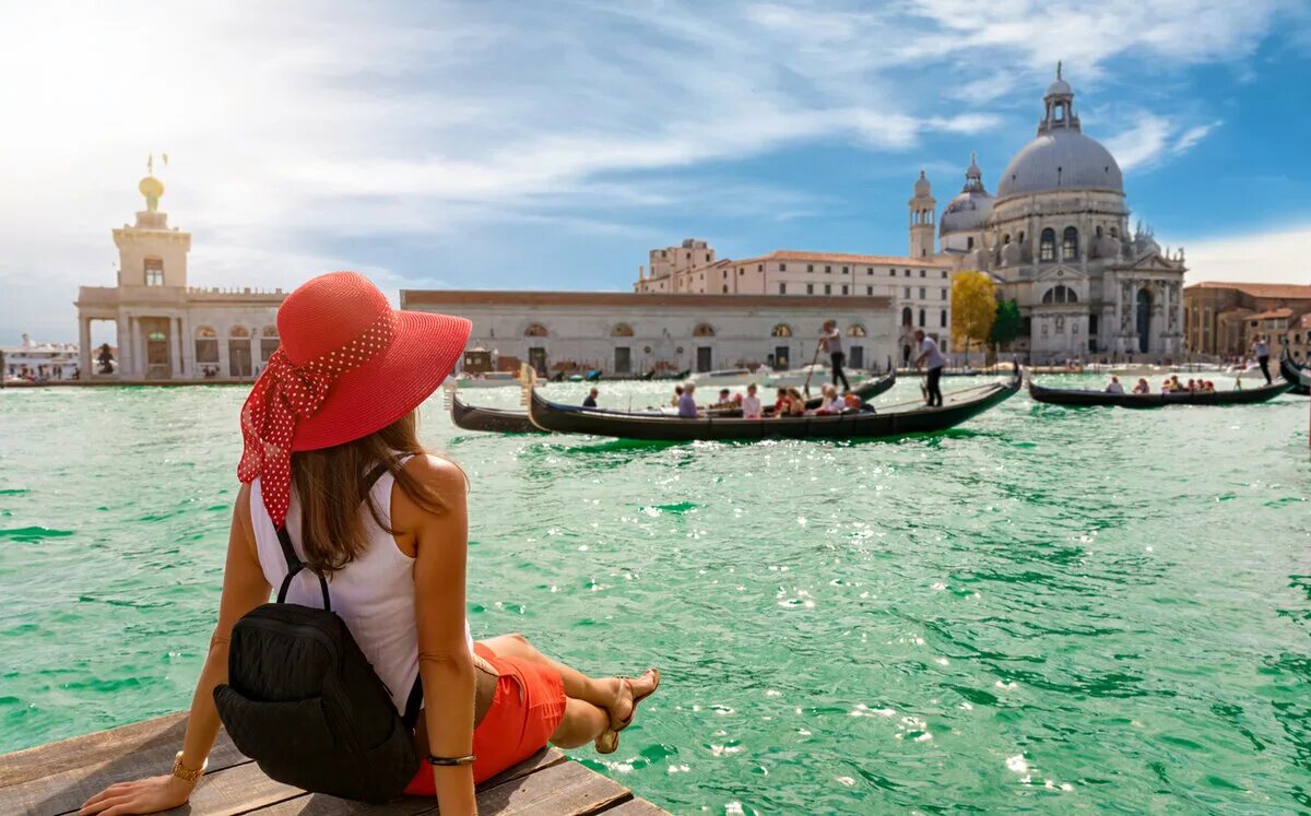 Девушка в путешествии. Девушка путешествует. Красивые путешествия. Италия туризм. Экскурсионные туры отдых