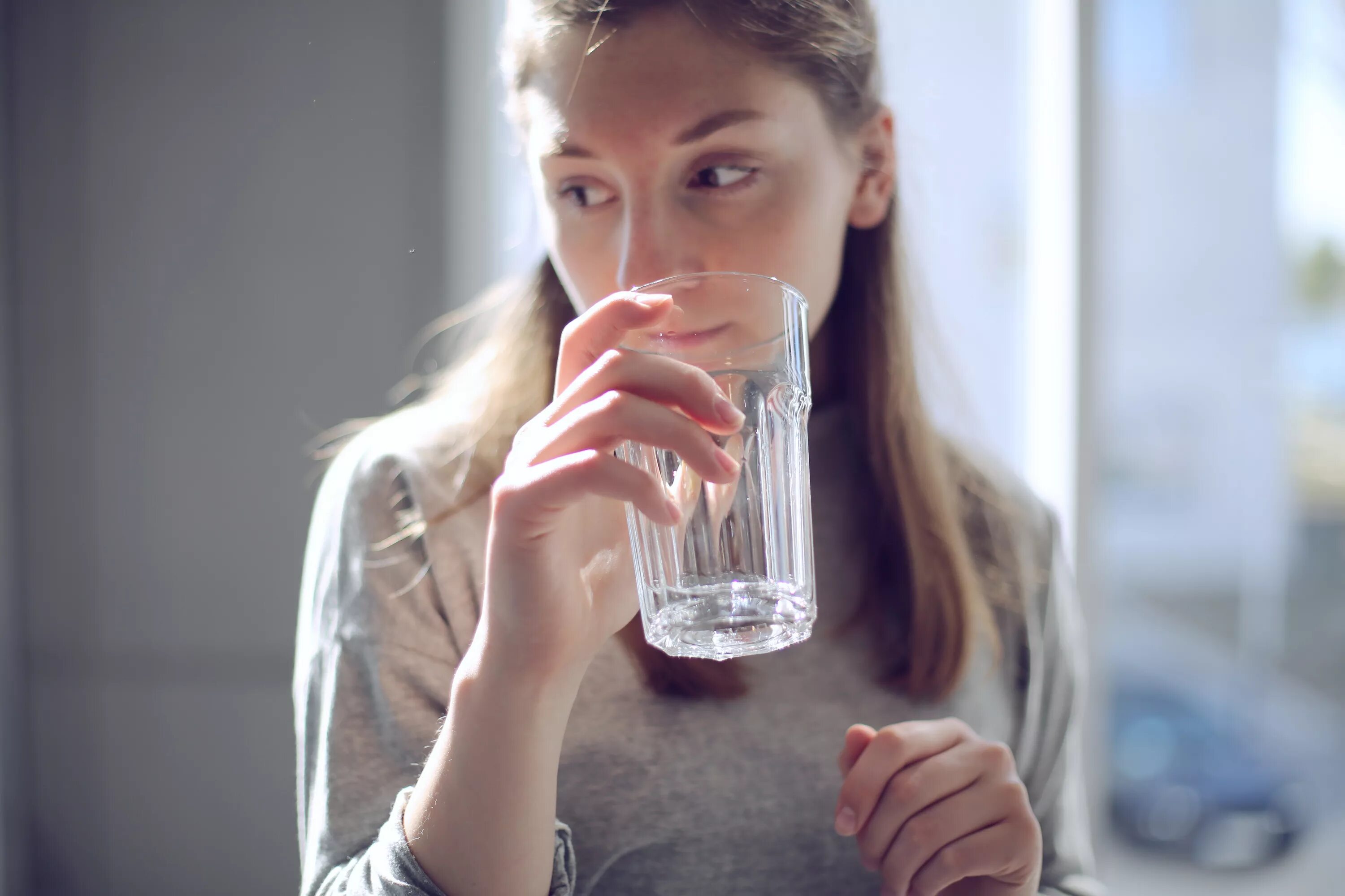 Sing drink. Женщина со стаканом воды. Девушка пьет воду. Девушка сос токаном воды. Девушки и стакан.