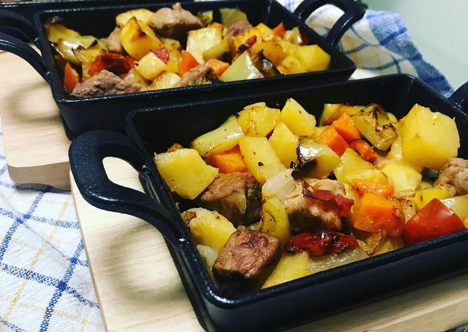 жаркое в духовке в стеклянной форме. картошка с курицей в духовке в стеклянной посуде. рецепт жаркого в духовке в стеклянной посуде. жаркое на протвине в духовке. картошка с мясом в духовке в стеклянной форме.