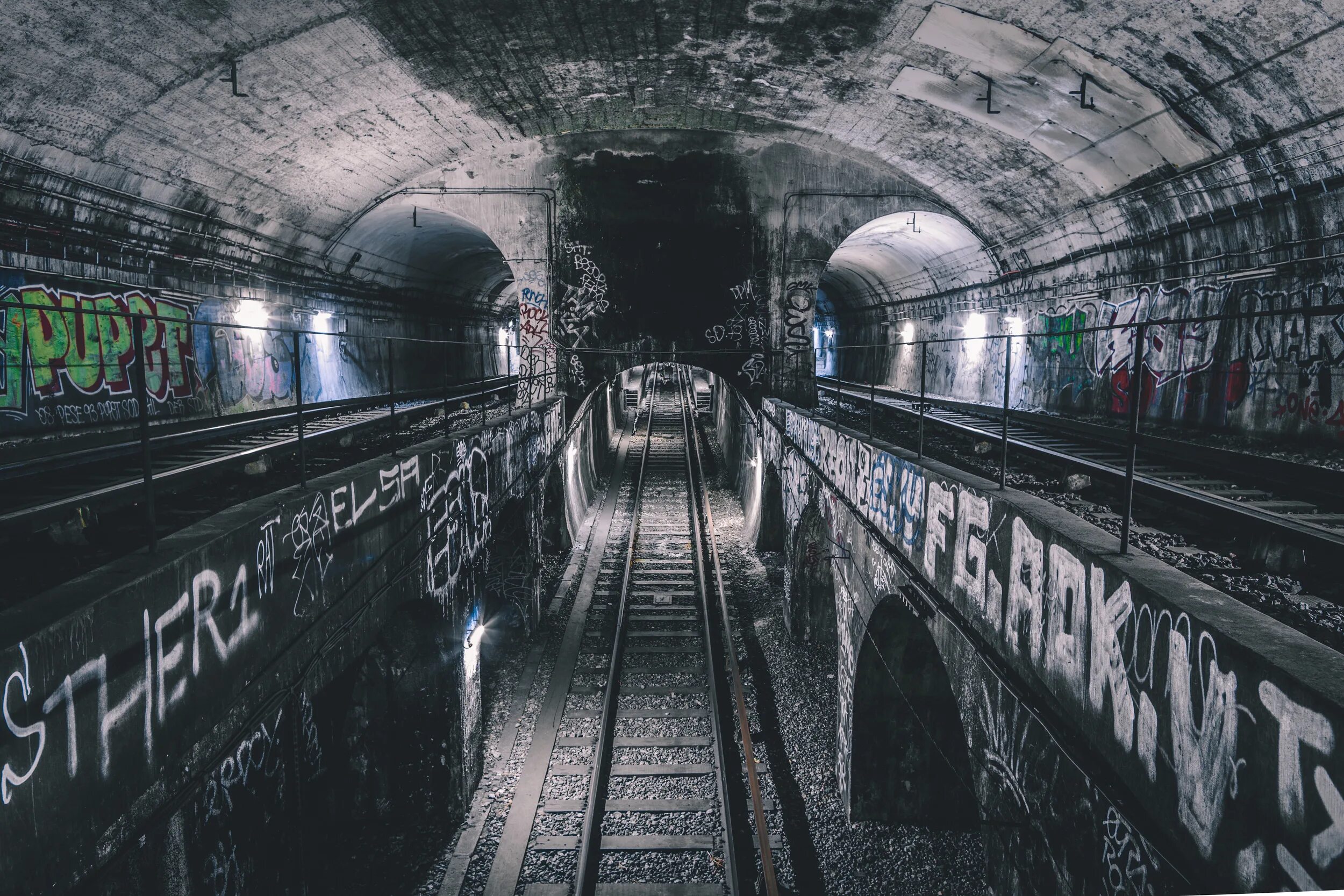 Картинки андеграунд. Андеграунд. Парижский андеграунд. Метро Париж андеграунд. Немецкий андеграунд.