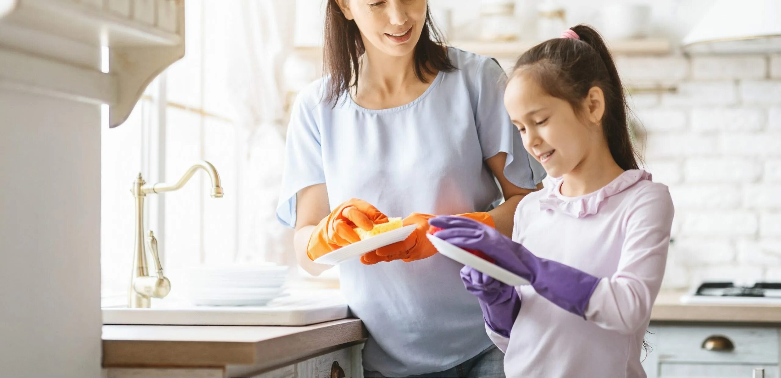 Мама моет посуду. Mother to wash the dishes. Девочка моющая посуду. Китаец уборка дома. Помогаем маме.