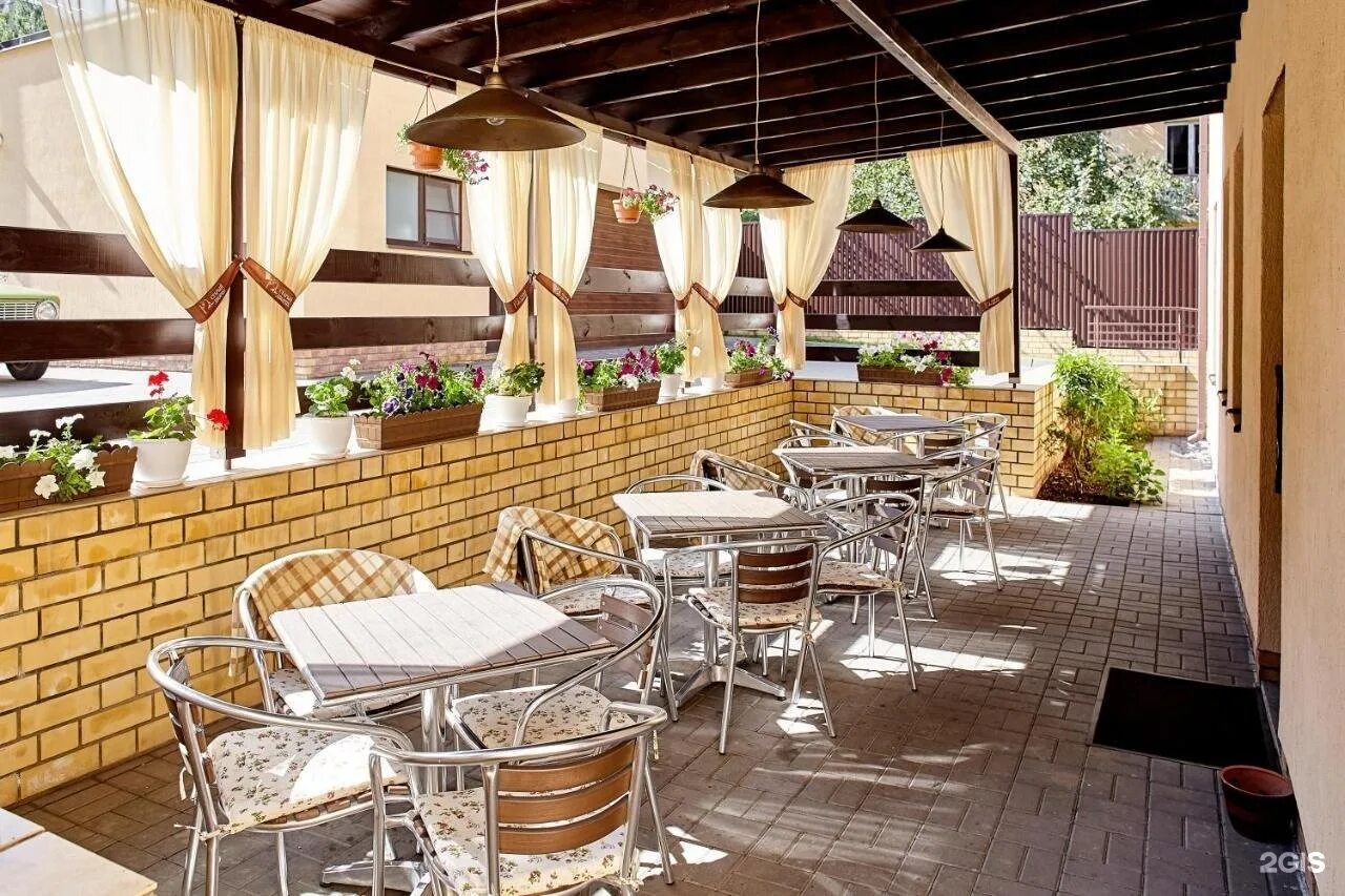 Гостиница киров, мопра 52 киров. Старый двор гостиницы старинная. Старый дворик киров кафе. Кировский дворик. Постоялый двор киров.