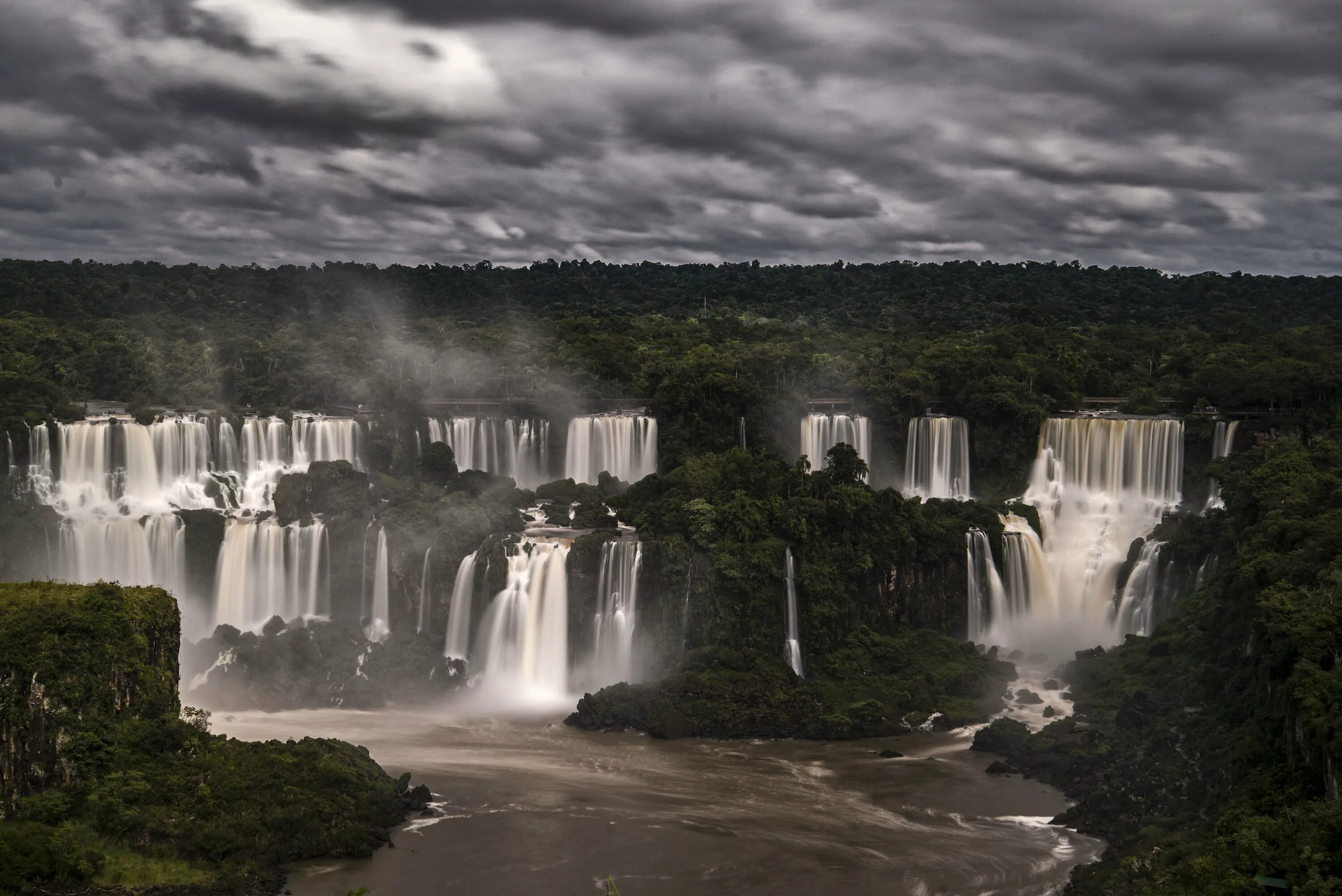 Водопады Игуасу (Iguazu Falls). Игуасу (национальный парк, Аргентина). Игуасу, Аргентина / Игуасу, Бразилия. Водопад Игуасу, граница Бразилия–Аргентина. Игуасу это