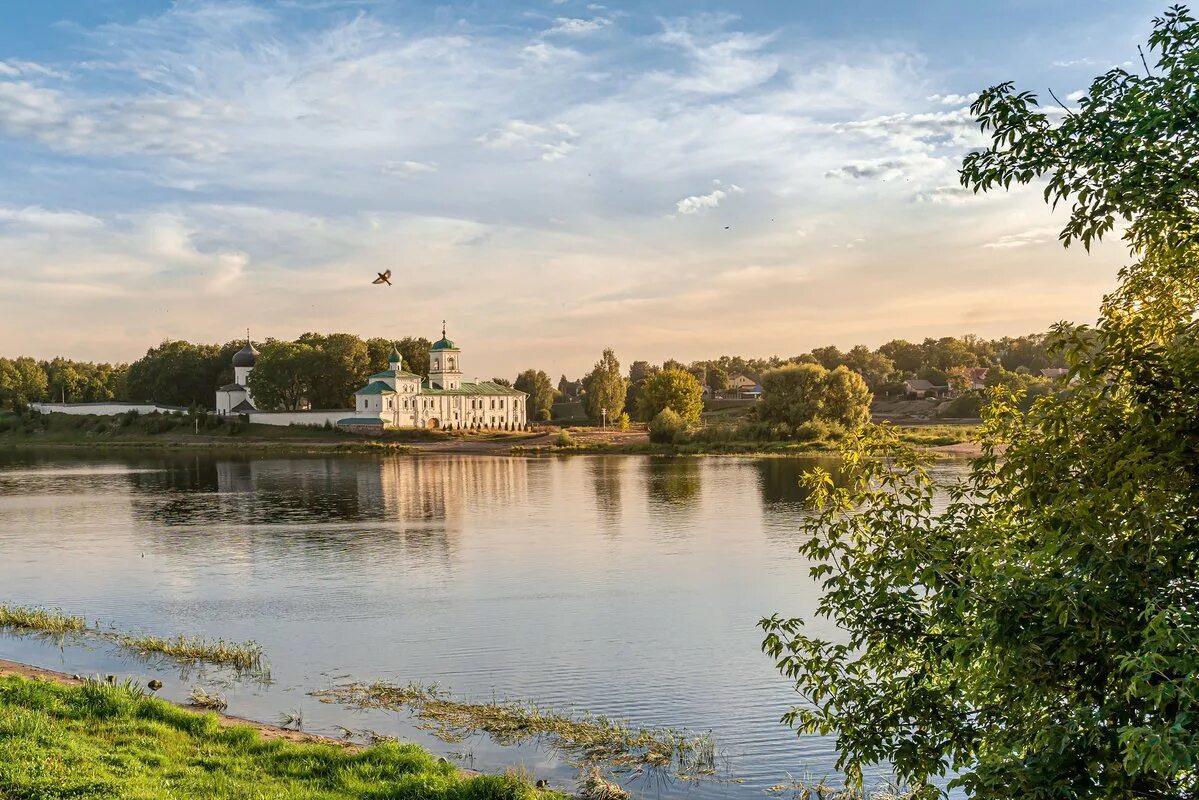 Псков расположен на реке. Берег реки Великой Псков. Река Великая Псков. Мирожский монастырь Псков. Река Великая и Мирожский монастырь в Пскове.