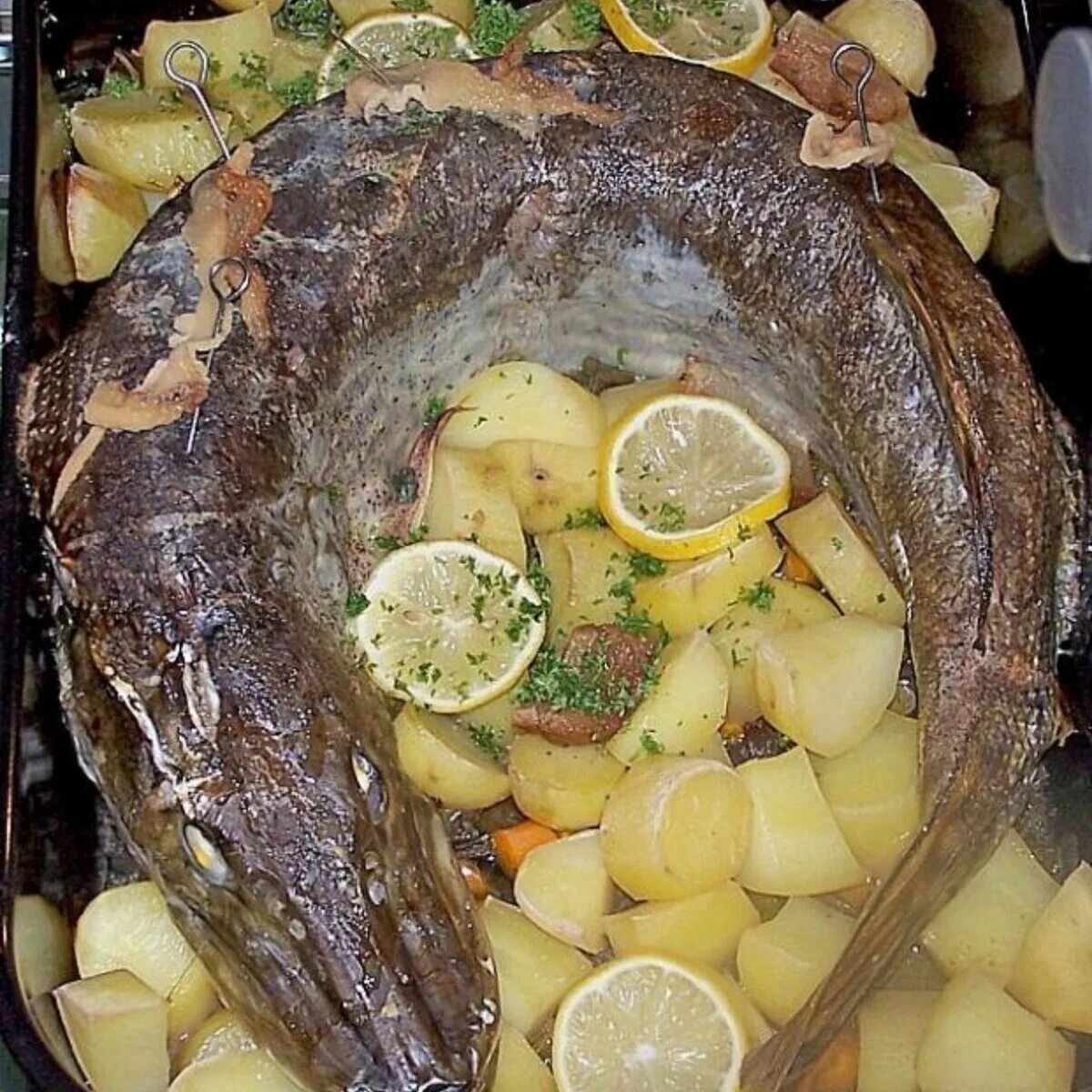 Запечь щуку в духовке целиком рецепт. Щука фаршированная целиком. Запечь щуку в духовке целиком рецепт. Еврейская кухня гефилте фиш. Щука фаршированная.