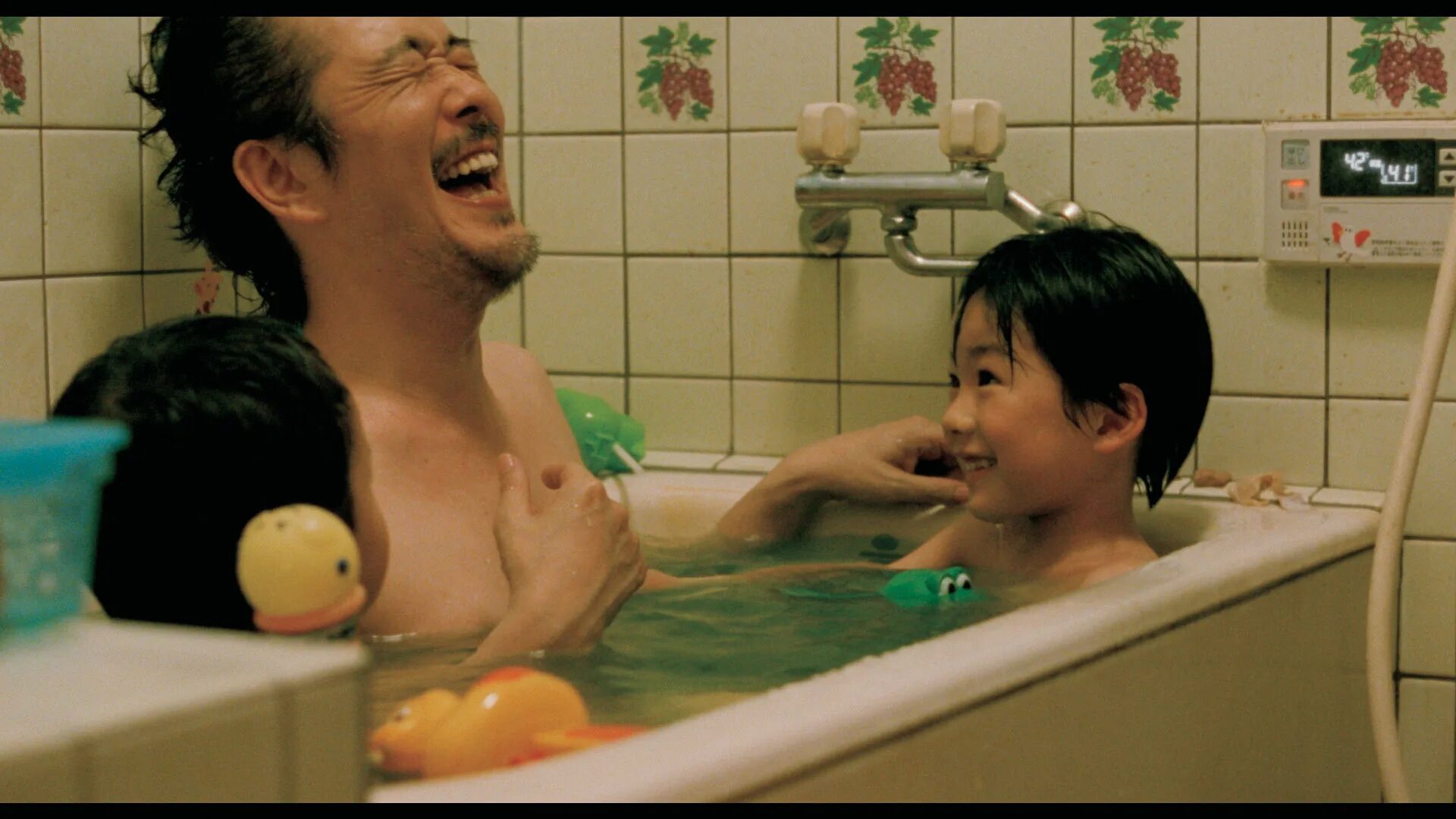 Японская мама вк. Японец в ванной. Японская семья в ванной. Японские ванны с дочерьми.