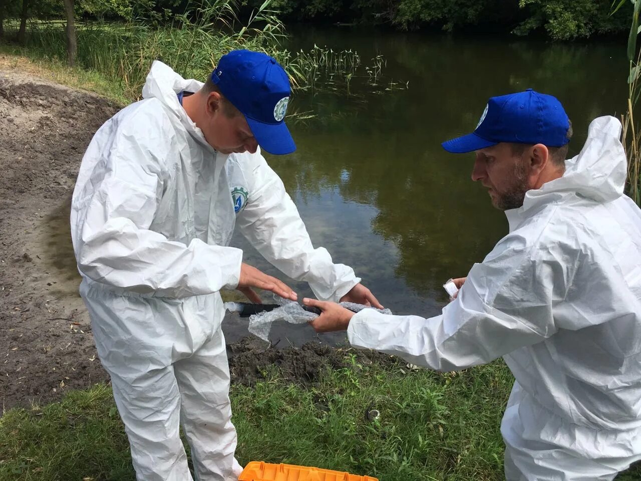 Пробы воды. Отбор проб воды. Обследование водоема. Взятие проб воды. Пробы воды должны быть