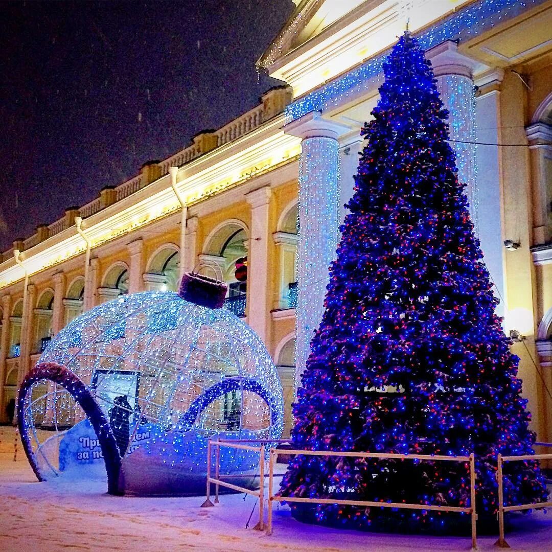 Спб нов ру. Новогодний Санкт-Петербург. Новогоднее украшение города. Новогодний Питер. Новогодний двор.