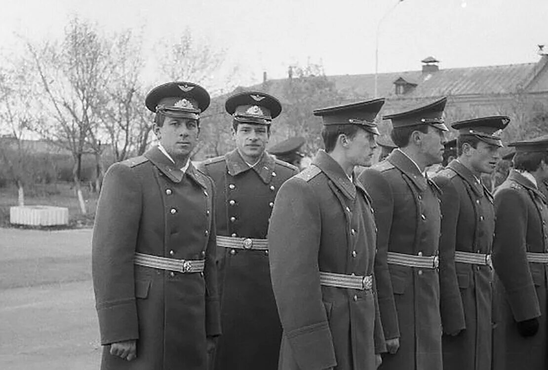 Саратовское высшее военное авиационное училище лётчиков выпуск 1983. Саратовское авиационное училище. Музей свваул сызрань. Харьковское военное авиационное училище радиоэлектроники выпуск 1989. Саратовское высшее военное авиационное училище лётчиков.