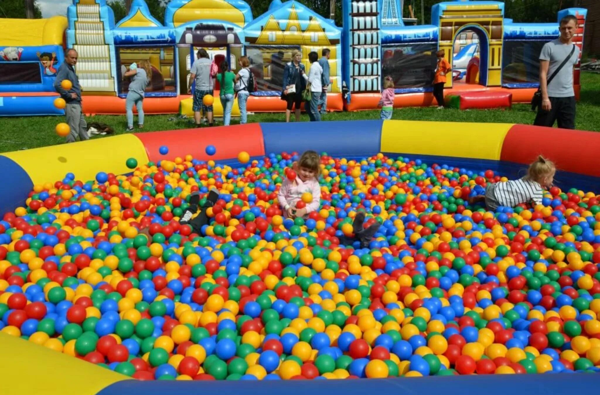 Батут с шариками. Бассейн с шариками для детей. Детский аттракцион с шариками. Бассейн с шариками огромный.