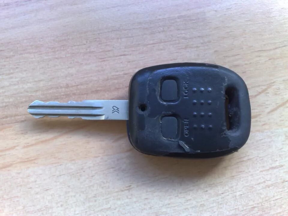 Ключ зажигания не открывает двери. Замок зажигания с ключами. Достать ключ из замка зажигания. Рука поворачивает ключ зажигания. Ключ зажигания ниссан альмера классик 2005.