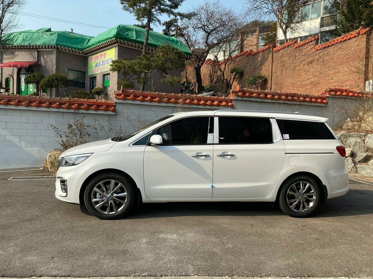 Что позволяет новому Kia Carnival конкурировать даже с премиальными минивэнами: 