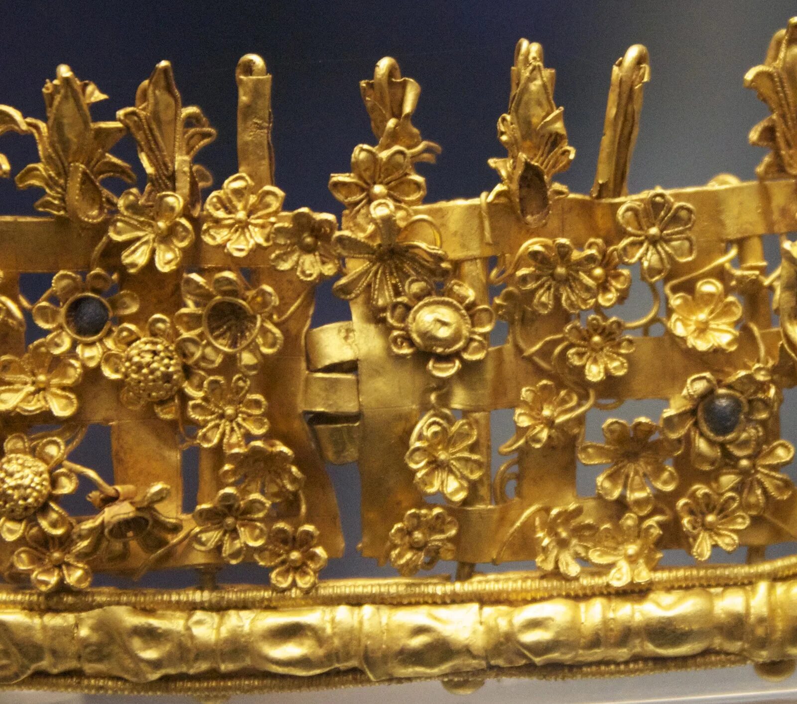 Адидас stan smith золото. Ювелирных украшения в жизни. Gold smith. Диадема латунь купить. Stan smith adidas золотые.