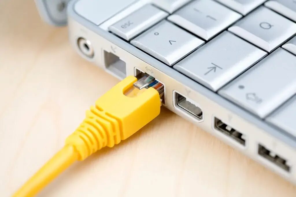 Как подключить ethernet к ноутбуку. Эзернет на ноутбуке. порт ethernet в ноутбуке. plug into a computer.