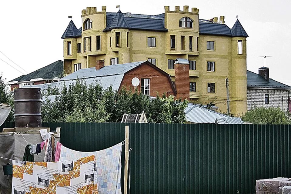 Незаконные постройки на участке. Незаконные постройки. Незаконное строительство. Частный дом сносят. Демонтаж домов зданий.