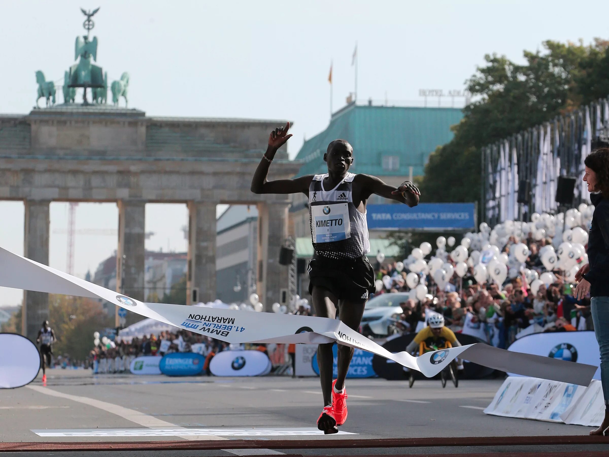 42 км рекорд. Самый быстрый марафонец. Бегун марафонец самый быстрый Кения. Марафон рекорд. Берлинский марафон 2018 Атлет из Кении.