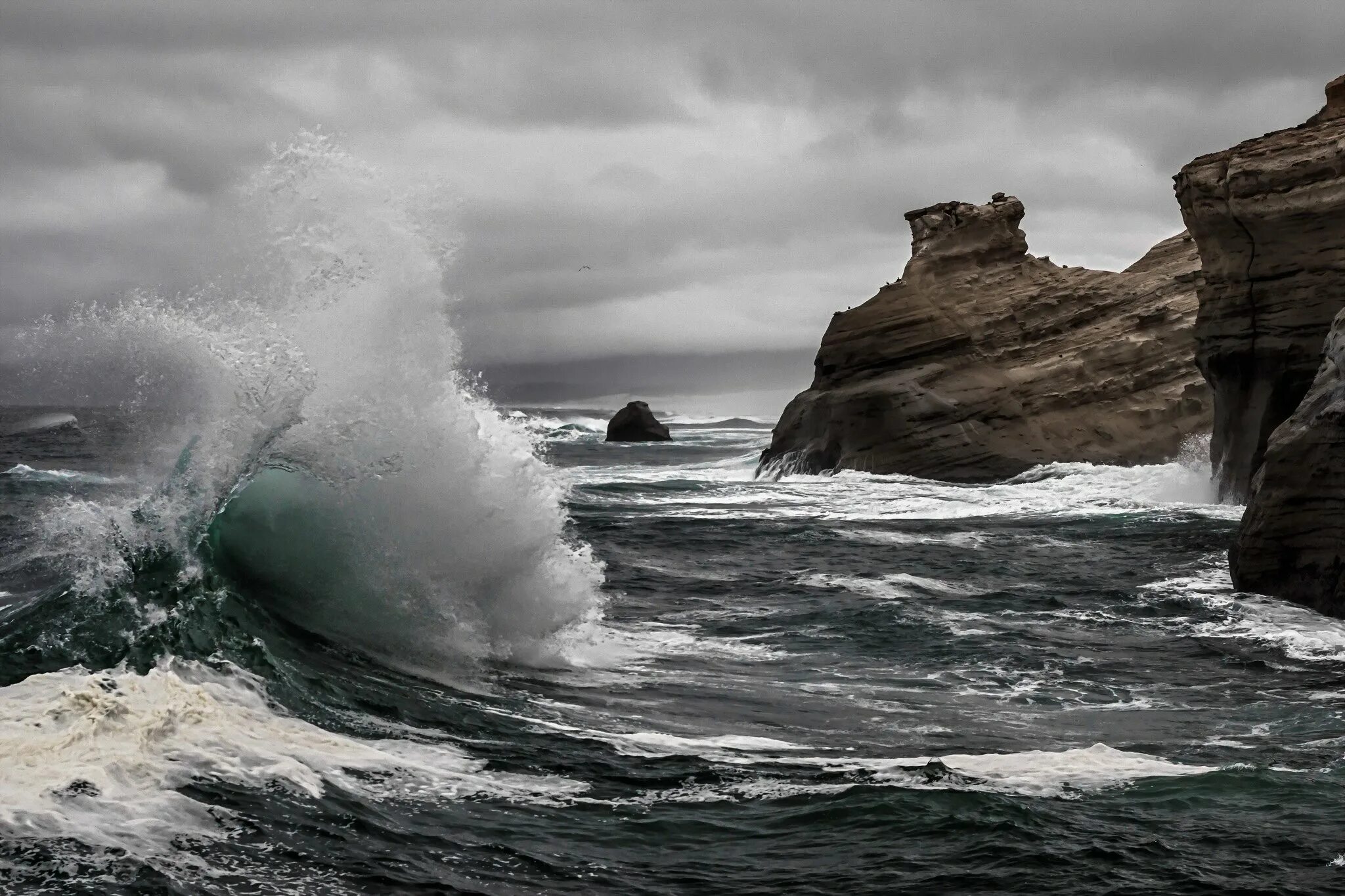 Разбиваются о берег. Чёрное море шторм волны скалы. Атлантический океан шторм. Океан шторм скалы. Море Утес шторм.