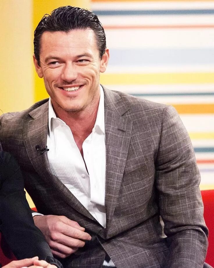 Luke evans. Люк Эванс. Люк Эванс фото. Люк Эванс 2022. Люк Эванс 2023.