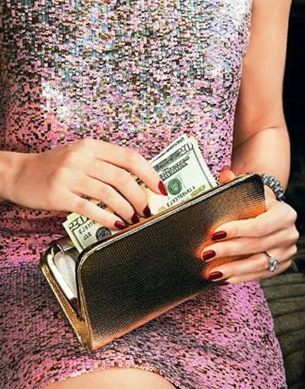 Связь желаний и денег. Кошелек с деньгами. Женщина с кошельком в руках. Кошелек в руках. Женский кошелек с деньгами.