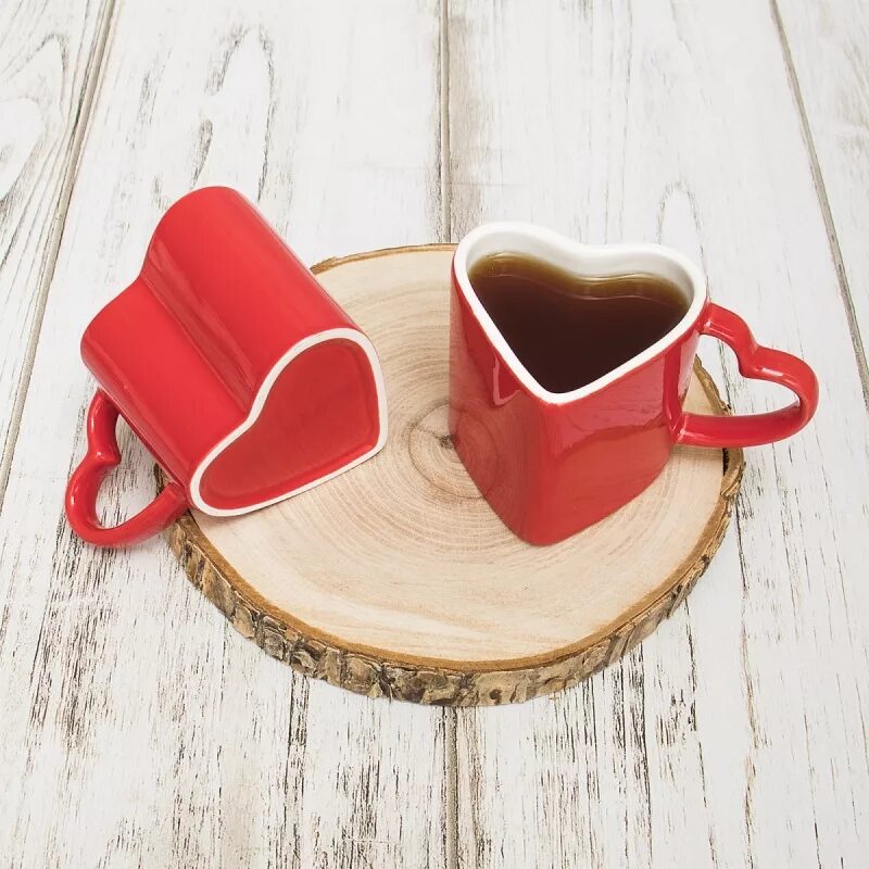 Кружки для влюбленных. Чашка в форме сердца. Кружка в форме сердца. Кружка с сердцем. Кружки сердечки парные.
