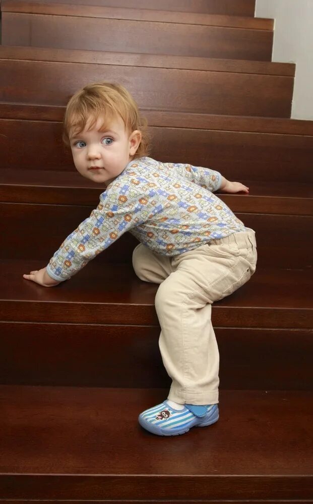 Дети бегут на каникулы. Неуправляемых детей не бывает. Мама с ребенком и ноутбуком. Женщина с ребенком за компьютером. Женщина с ребенком и ноутбуком.