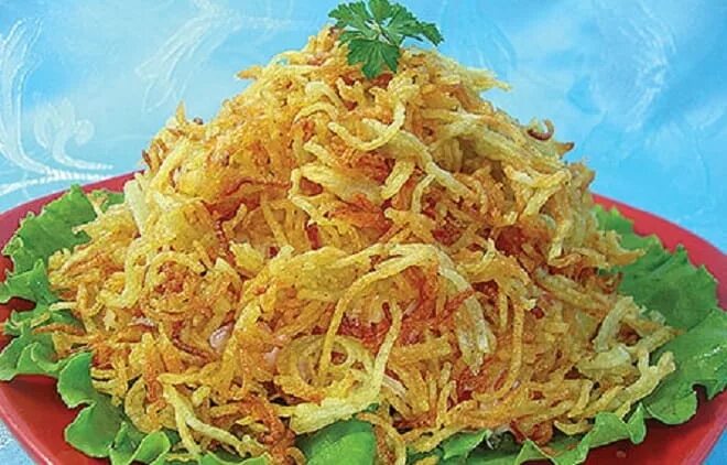 Салат с жареной картошкой сверху. Салат стог сена. салат с картошкой фри. салат с картошкой фри и курицей. салат с картошкой фри мелкой соломкой.