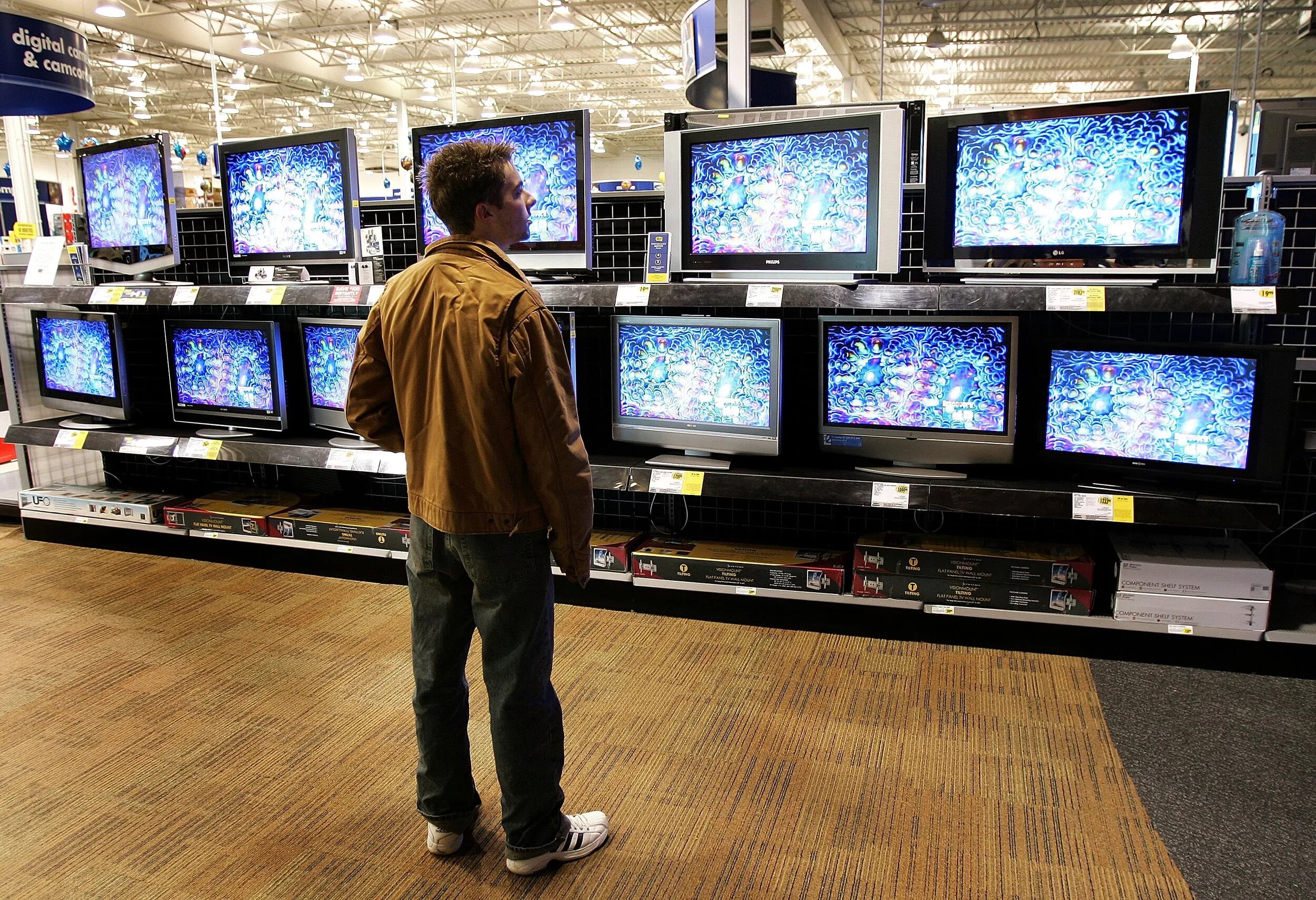 Где производятся телевизоры. Много телевизоров. Много телевизоров в магазине. Телевизоры много телевизоров. Телевизор много мониторов.