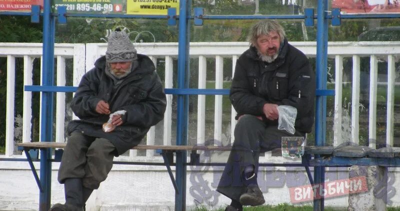 Бомж новости. Бомж на остановке сидит.