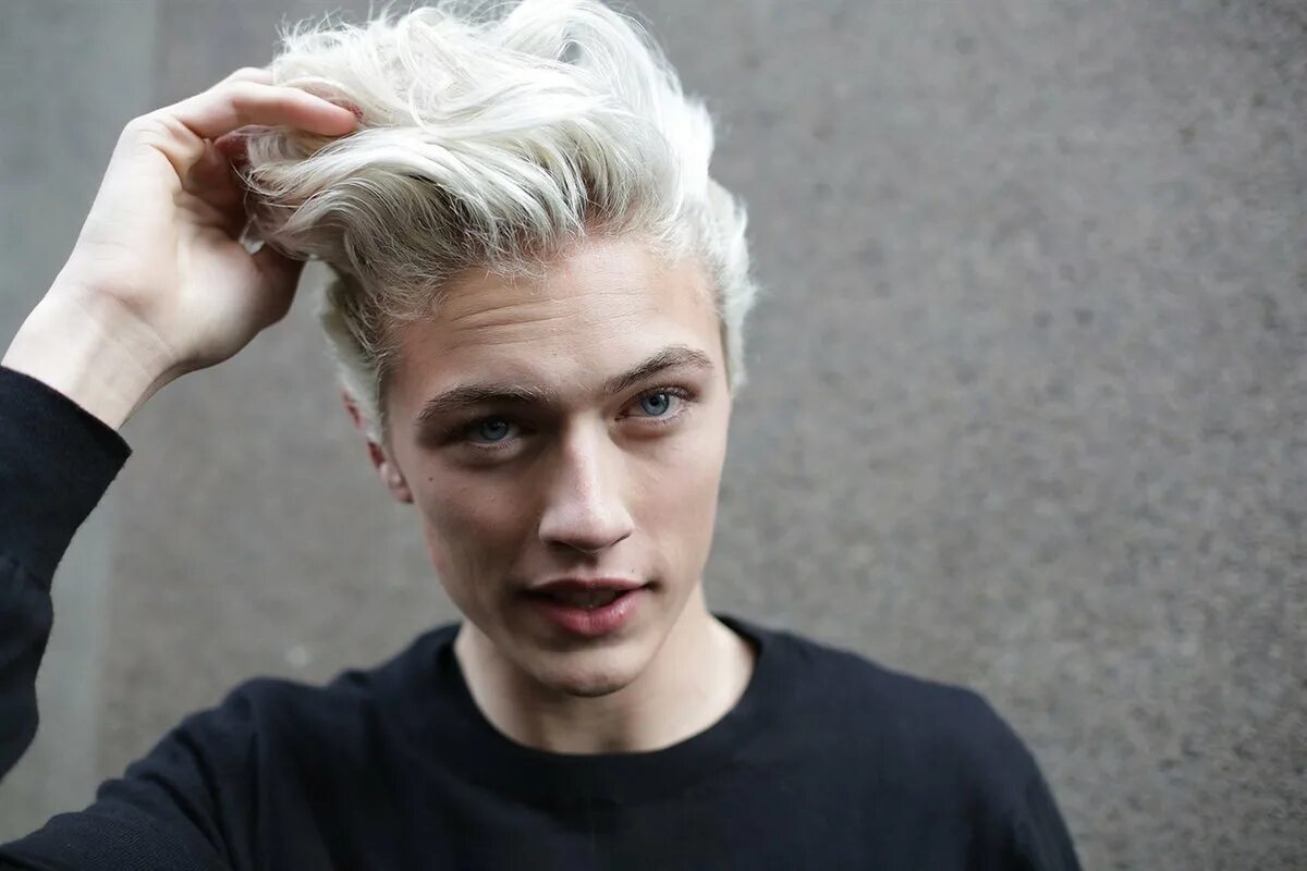 Цвет волос у мальчиков. Лаки блю смит 2018. Зелёный цвет волос у парня. Лаки блю смит в 15 лет. Парень с голуби волосами.