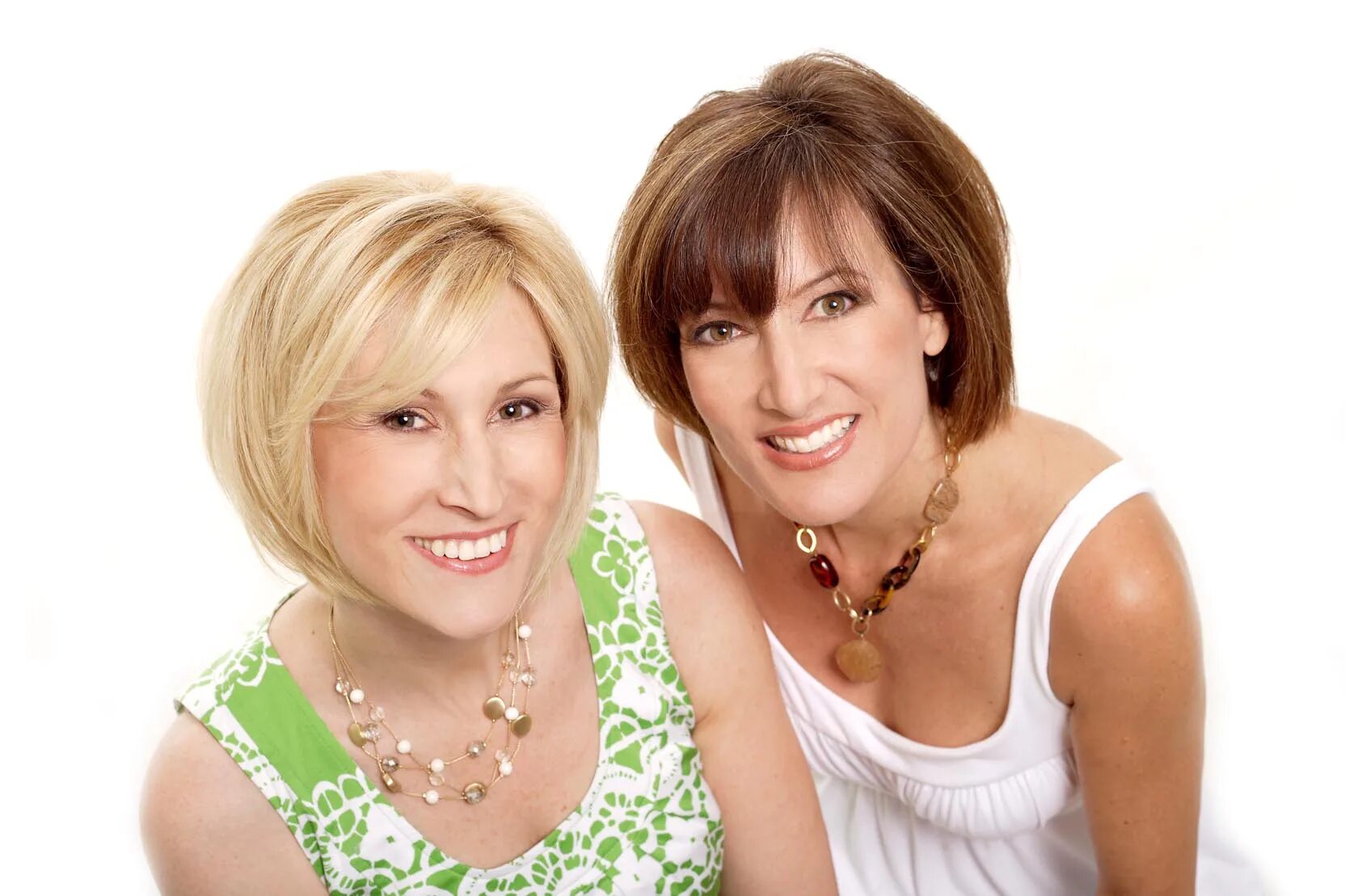 Три женщины за столом. Женское здоровье. Встреча подруг. Подруги в возрасте. Подруги 40 лет в кафе.