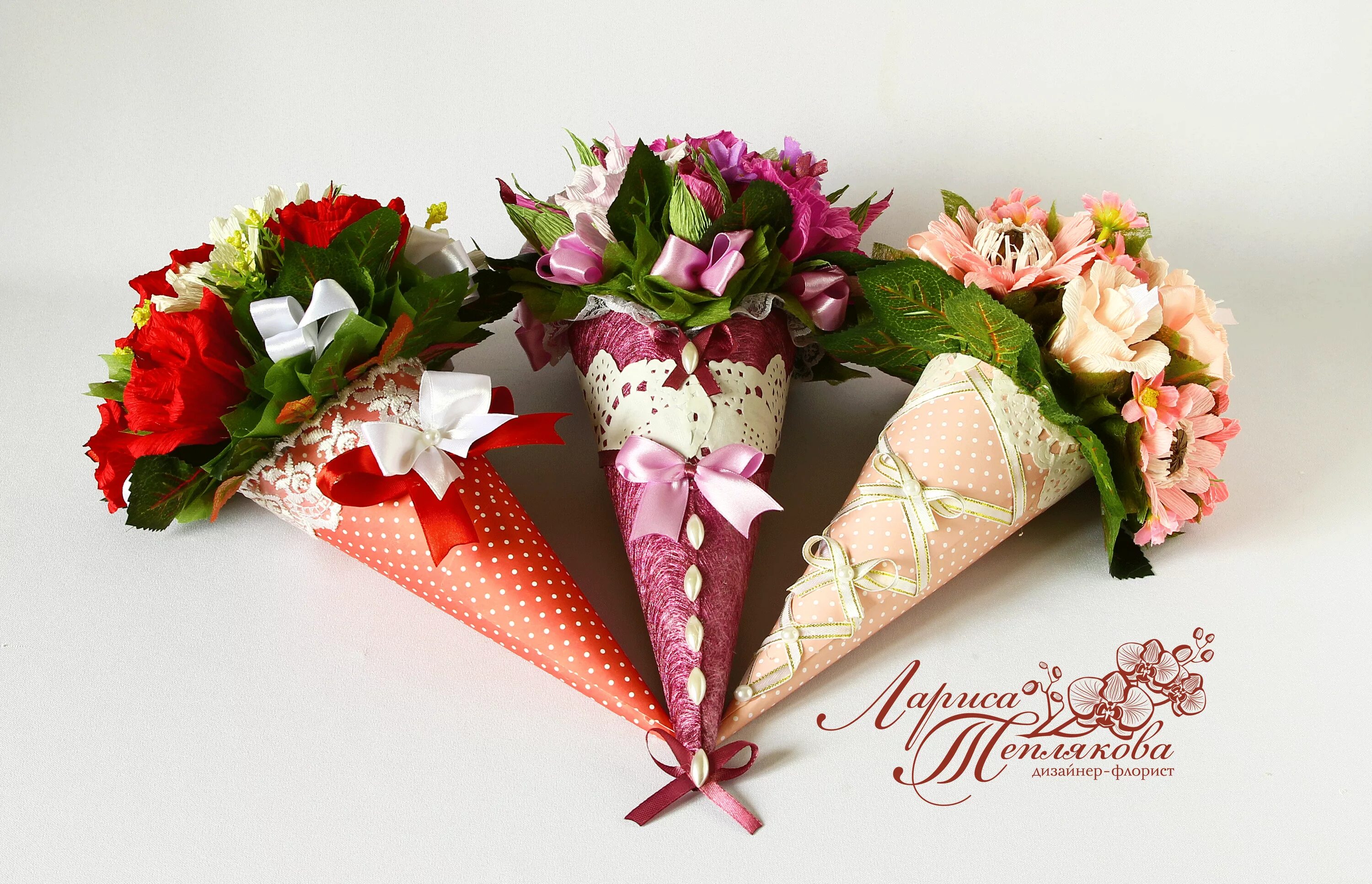 Коробочки для цветов. Цветочные композиции в кулечках. Как упаковать искусственные цветы. Цветы в букетах и горшках. Подарочные цветы в горшках.