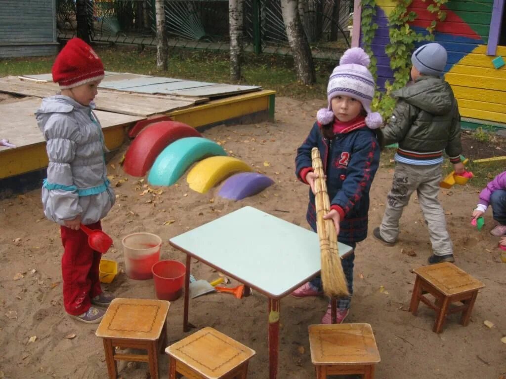Самостоятельная работа на прогулке. Дети на прогулке в детском саду. игрушки для прогулки в детском саду. малыши на прогулке в детском саду. выносные игрушки для прогулок в детском саду.