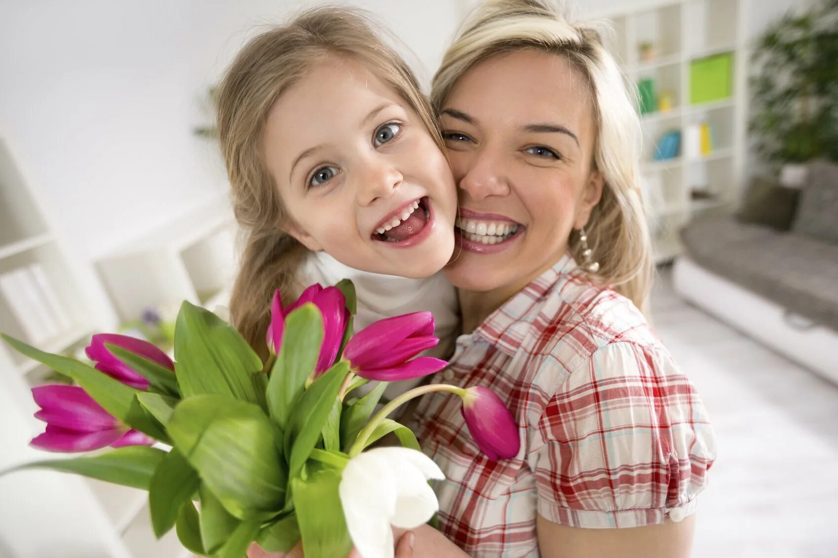 Цветы для мамы. С днем матери цветы. Цветы в подарок маме. Ребенок дарит цветы маме. Цветы маме и дочке