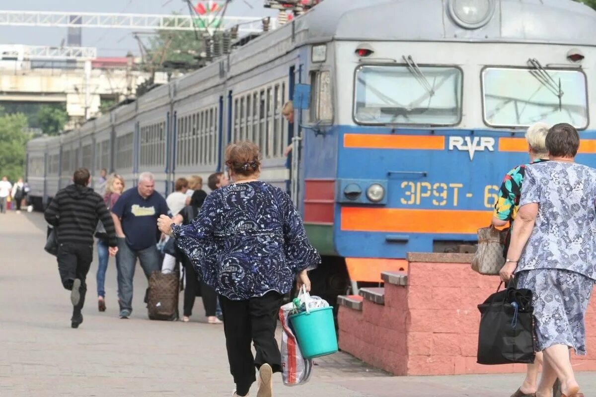 Проезд в электричке пенсионерам москвы. Пенсионеры в электричке. электричка фото. пенсионеры в поезде. белорусские поезда.