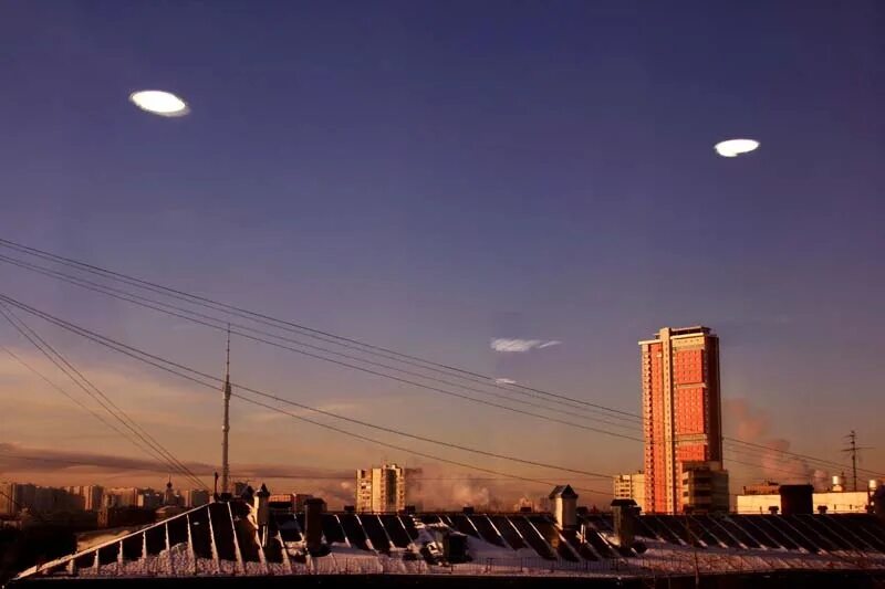 Перехват нло. Объекты в небе над москвой. Странные облака над москвой. Явления в небе. Радужные облака.