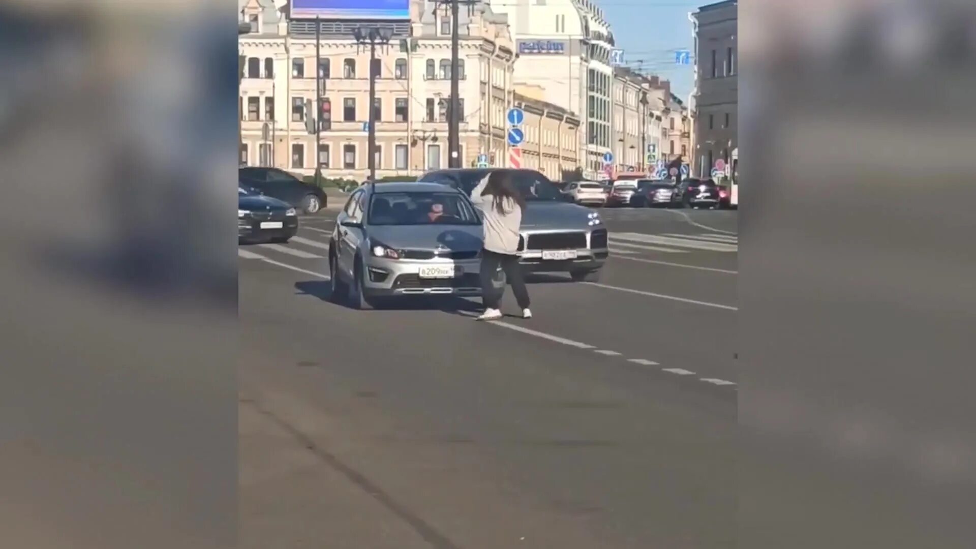 Танцевать на трассе. Девушки бросаются под колеса. Девочка бросается под машину. Девушки бросаются под колеса. Трамплинг колесами автомобиля.