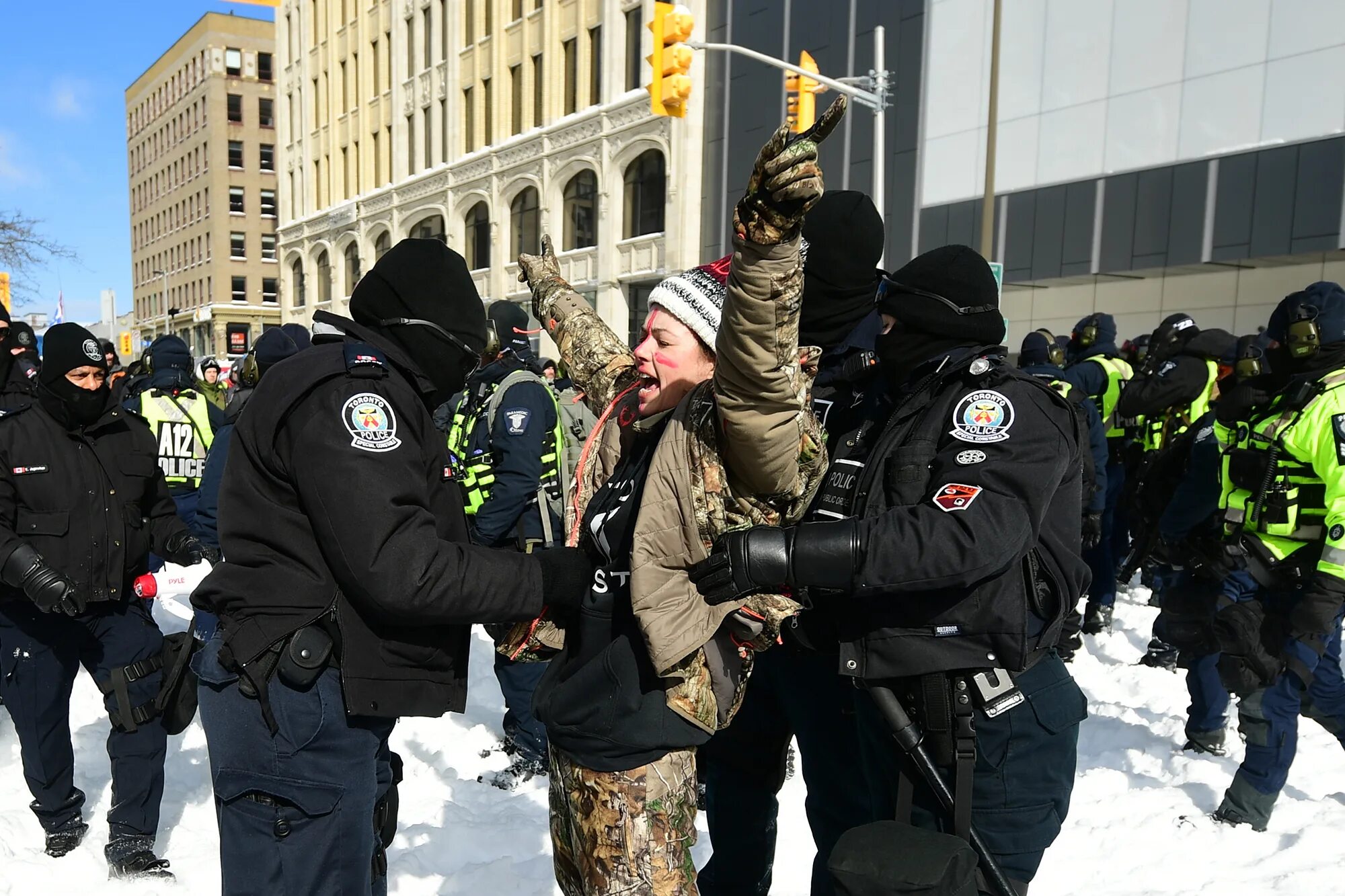 Проводить арест. Канадская полиция. Протесты в Канаде. Канадский полицейский. Канада аресты.