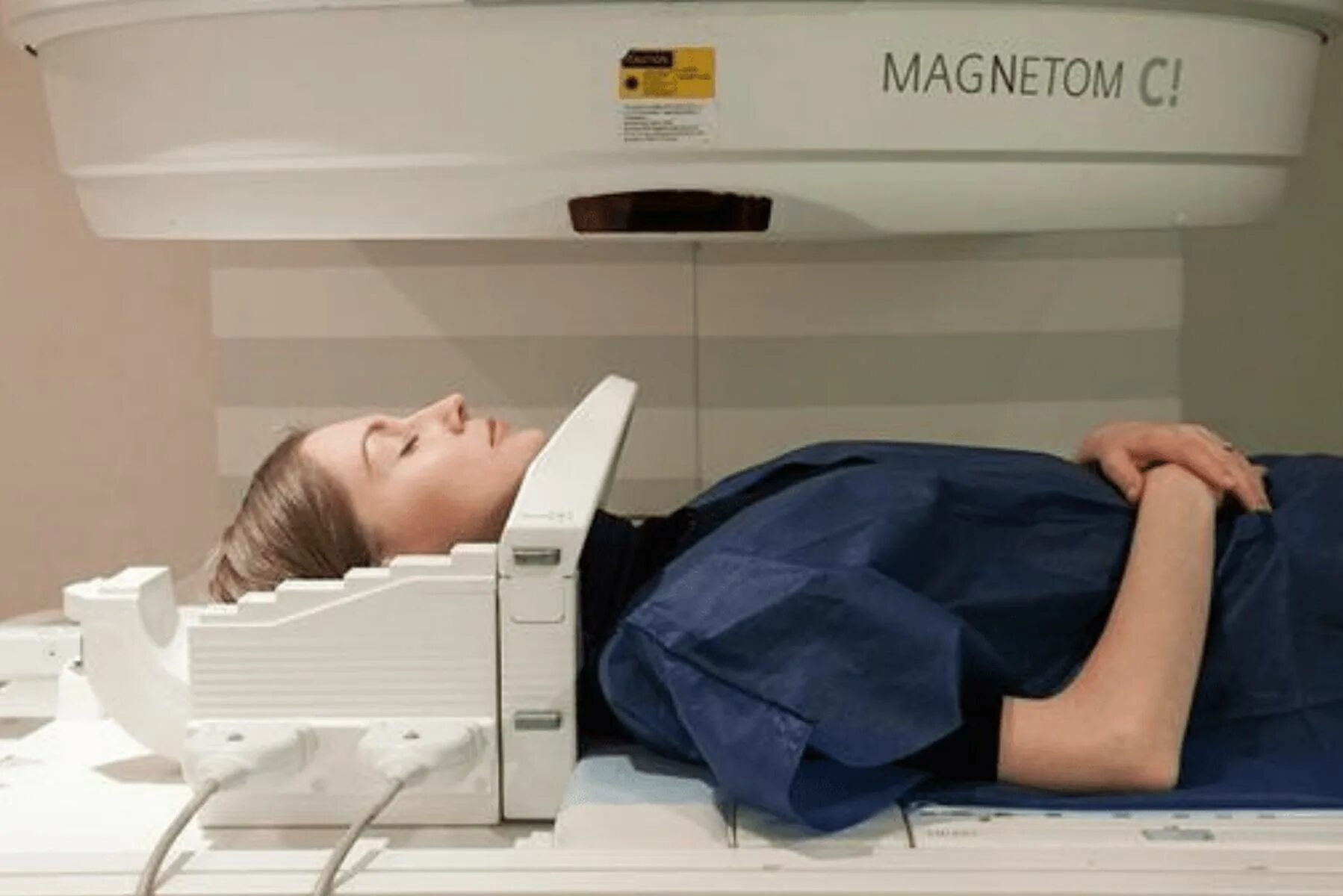 Сколько минут мрт. Мрт шейного отдела аппарат. Магнитно-резонансная томография шейного отдела позвоночника. Мрт шейного отдела позвоночника открытого типа. Мрт шейного отдела позвоночника аппарат.