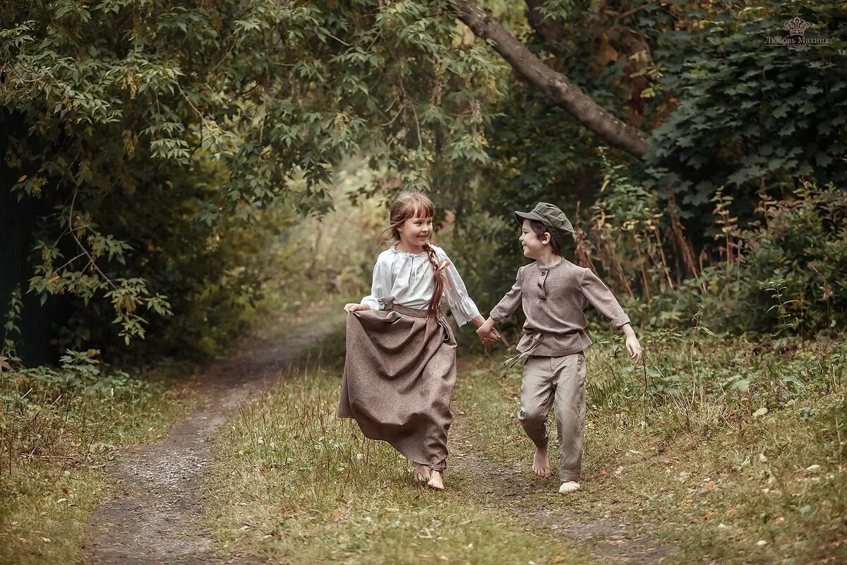 Босоногое детство в деревне. Мальчик в деревне фотосессия. Мальчик и девочка в деревне. Дети бегают в деревне.