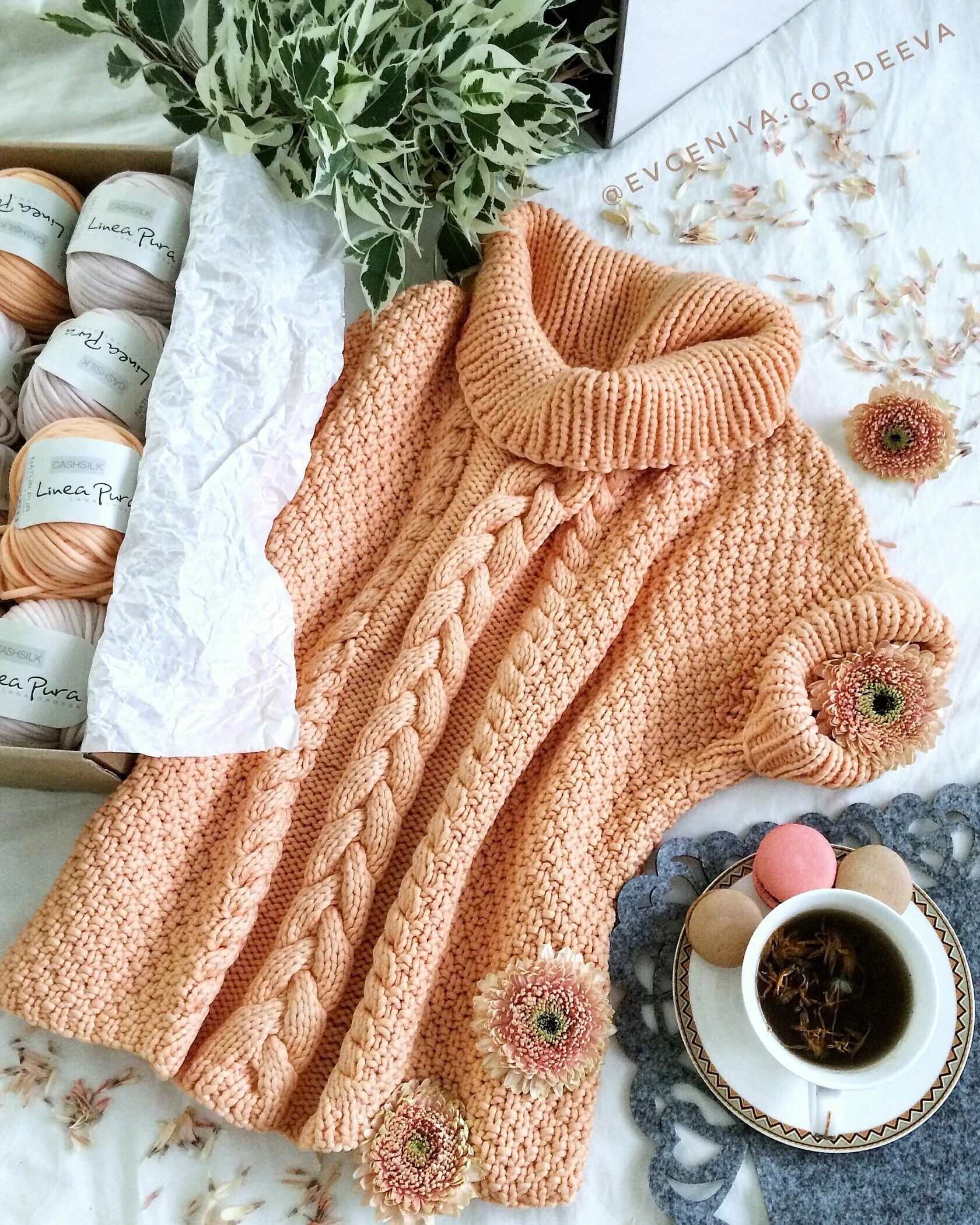 Красивые вязаные вещи. В каком магазине в самаре можно продать вязанные вещи. Вязаная кофта с шишечками. Современные стильные вязаные вещи. Лало кардиган азиатский колосок.