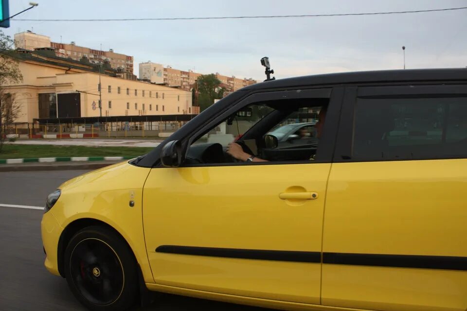 Видишь желтую машину. Шкода Фабия Монте Карло желтая. Skoda Fabia Monte Carlo желтая черные диски. Шкода Фабия желтая с черной крышей. Фабия лимузин.